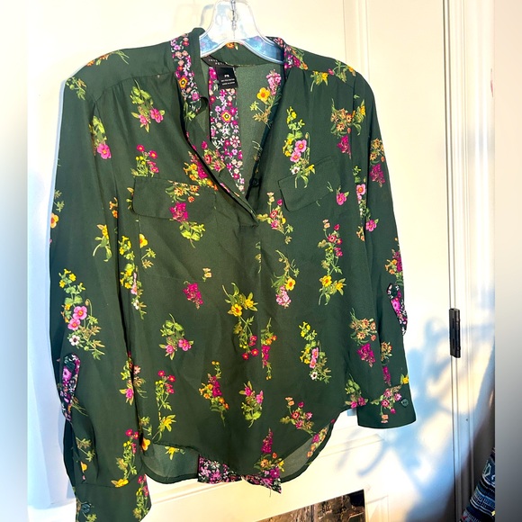 Tops - Stylish, high quality, 100% polyester blouse, barley worn/ in top condition